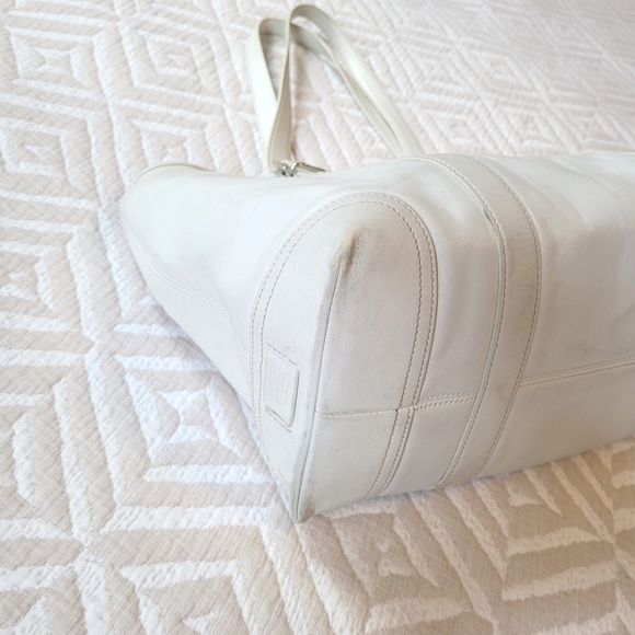 Coach zip top handbag with diaper pad in white leather - Picture 13 of 16